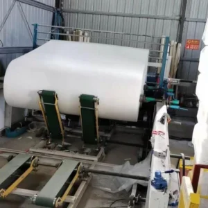 Rollo de papel higiénico industrial que hace la máquina para la producción de la fábrica